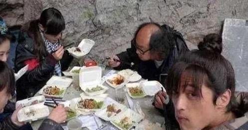 回族明星吃饭问题,尊重传统，演绎美食传奇