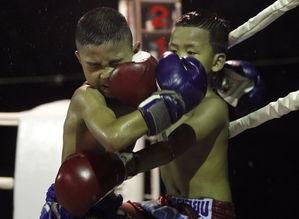 男孩爆料被大叔拳击打视频,大叔街头暴力拳击，引发网友热议