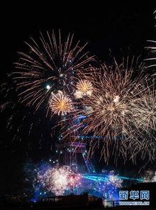 铁憨憨在玩网红烟花,欢乐无限