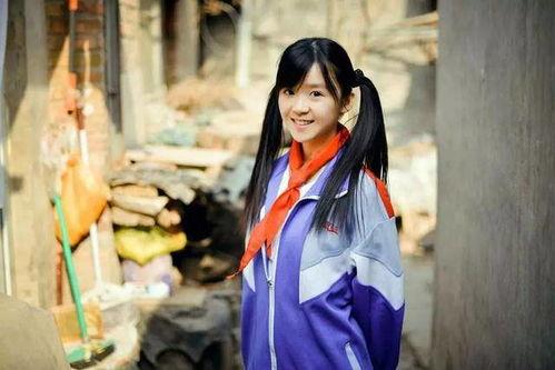 校服妹妹吃瓜事件视频,校园热传视频引发网友热议